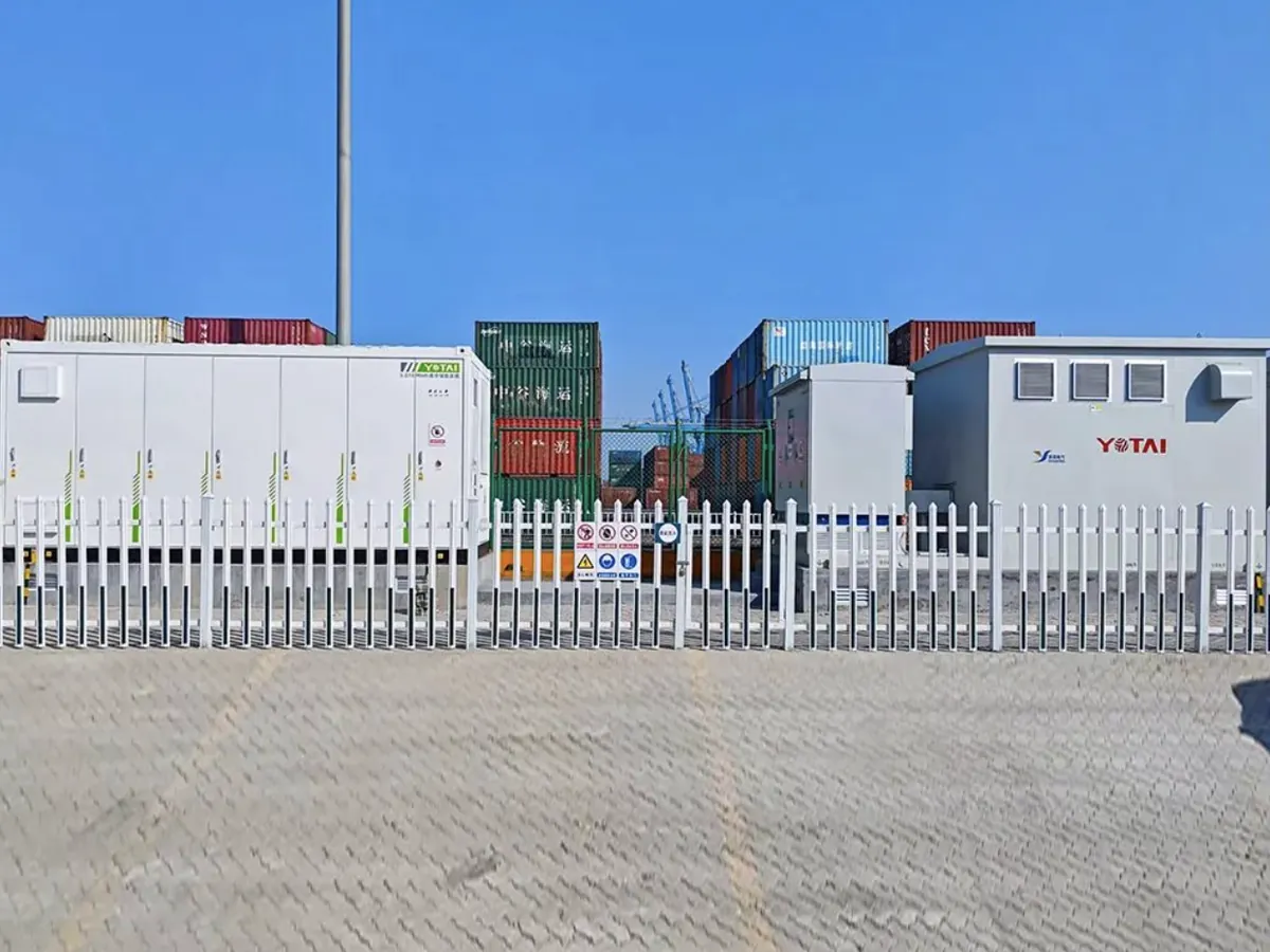 Contenedores de almacenamiento en patio industrial