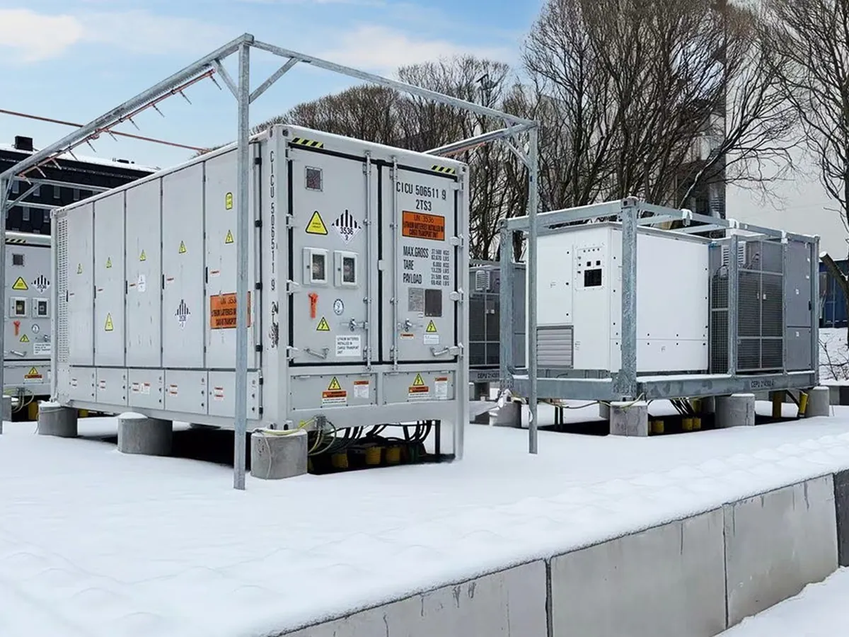 Contenedores de almacenamiento en sitio industrial con nieve