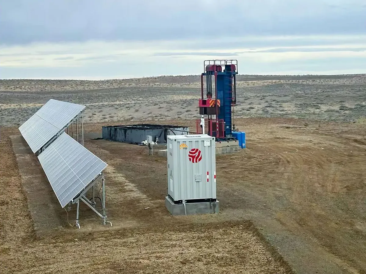 Gabinete de almacenamiento con paneles solares en sitio remoto