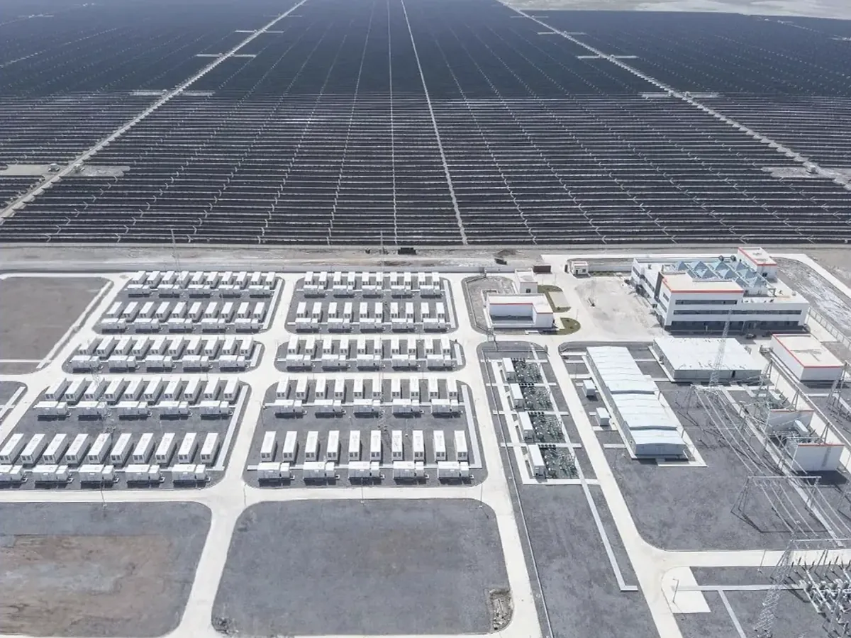 Planta de almacenamiento junto a planta solar, vista aérea